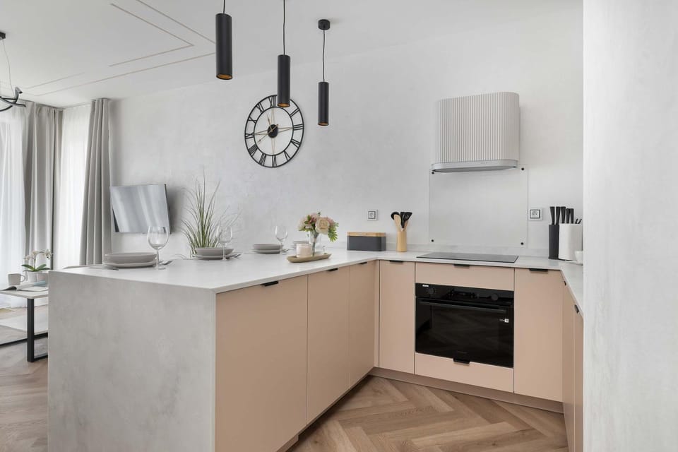 Kitchen or kitchenette, microwave, oven, stove