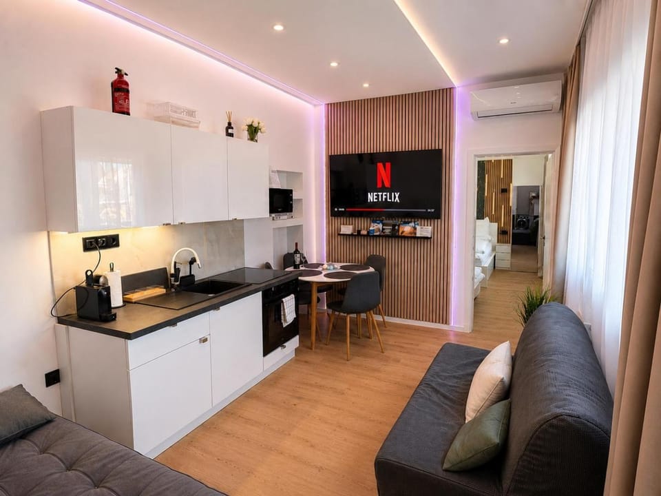 TV and multimedia, Kitchen or kitchenette, Living room, Seating area, Dining area, minibar, oven, stove, air conditioner