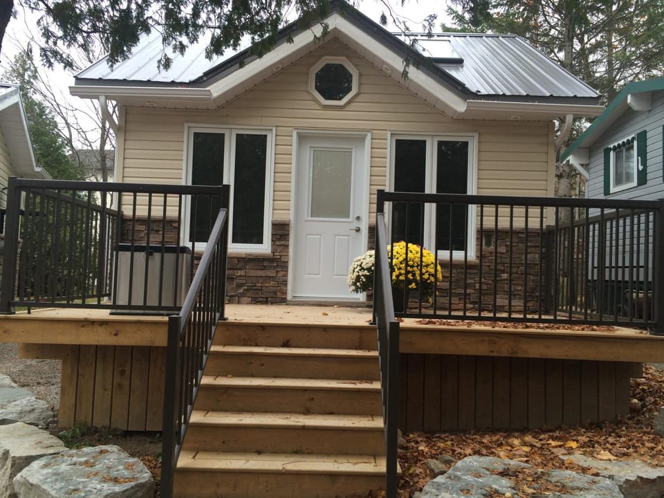 Victoria Harbour Cottages House in Midland