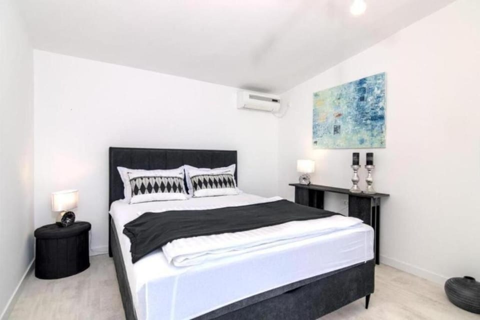 Bed, Photo of the whole room, Bedroom, air conditioner
