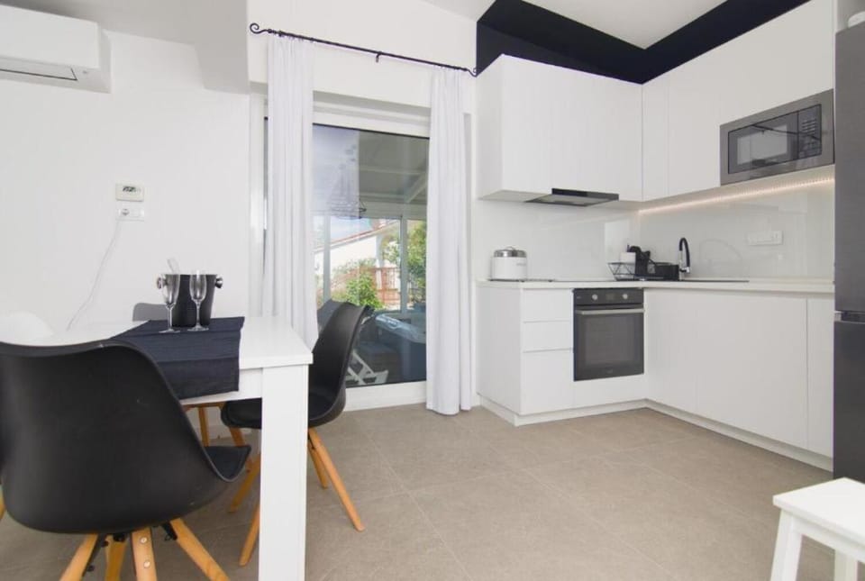 Kitchen or kitchenette, Dining area, oven, stove, toaster