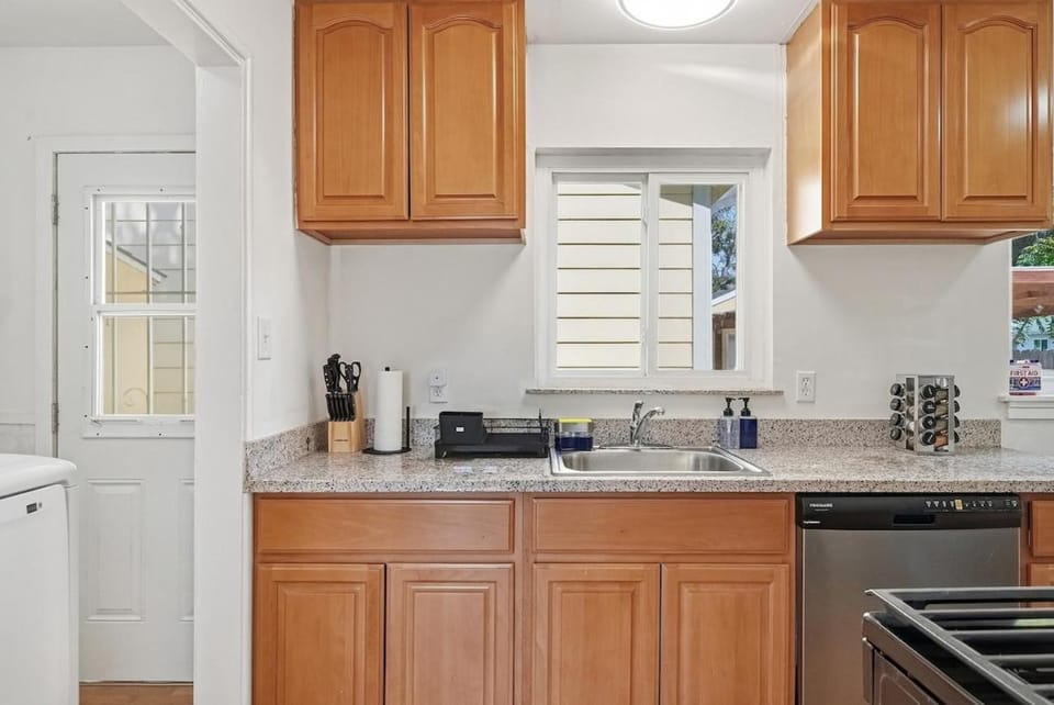 2056 Spacious 4BR home Parking for 3 Fully Fenced Yard House in Livermore