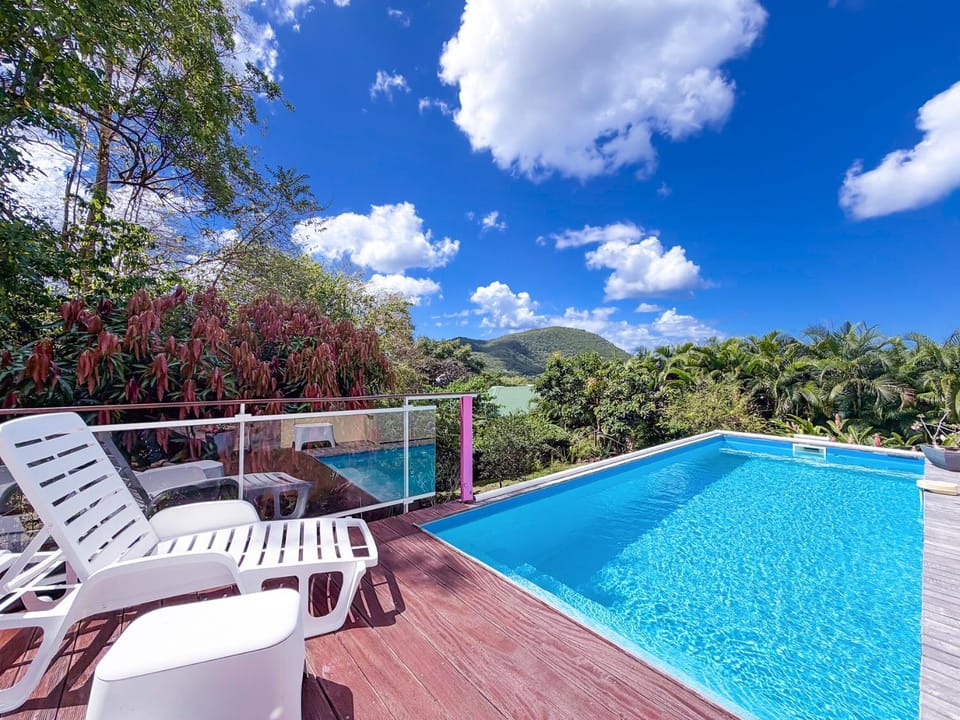 Villa 4 étoiles superbe vue mer, plage à 400m, piscine privée & studio Villa in Deshaies