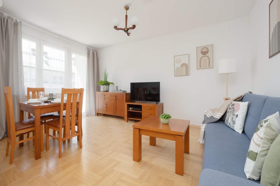 TV and multimedia, Living room, Seating area, Dining area, Evening entertainment