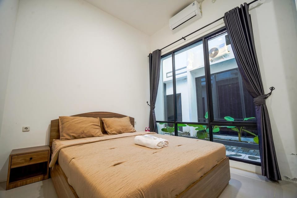 Bed, Photo of the whole room, Bedroom, towels, air conditioner