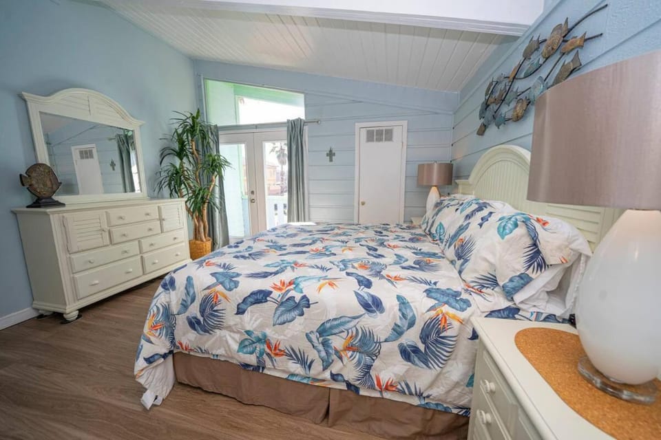 Authentic Near Beach House - Sleeps 16 - 5 Bedr House in South Padre Island