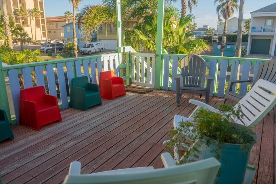 Authentic Near Beach House - Sleeps 16 - 5 Bedr House in South Padre Island