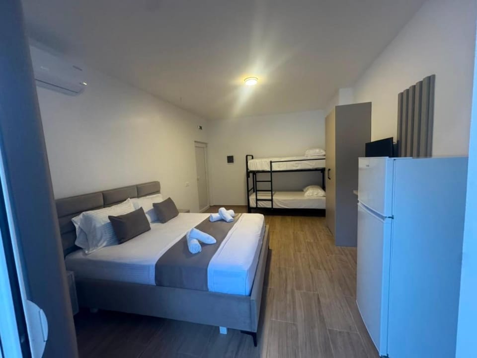 Toilet, Bed, Bathroom, TV and multimedia, Kitchen or kitchenette, Photo of the whole room, Bedroom, Mountain view, bunk bed, wardrobe, air conditioner