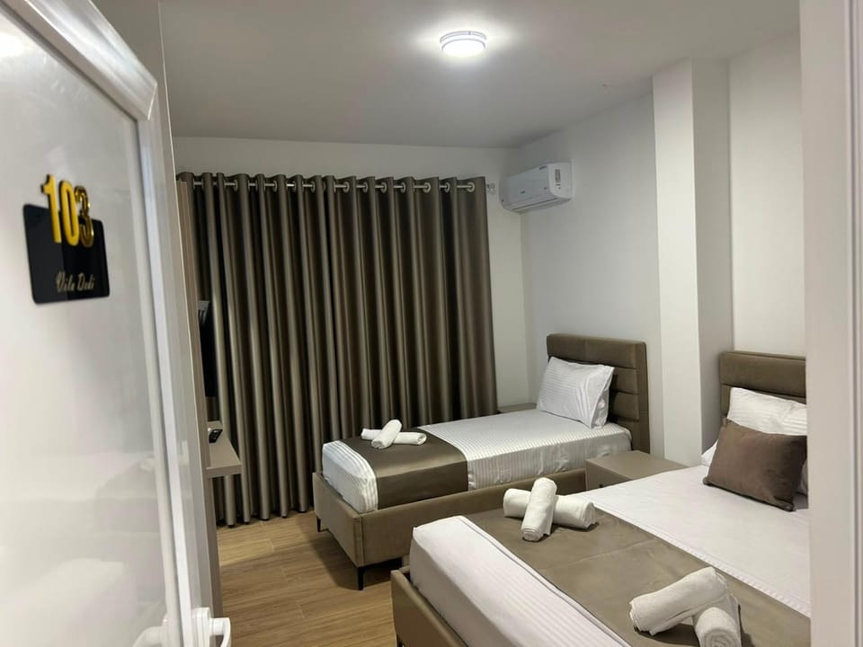 Shower, Toilet, Bed, Bathroom, TV and multimedia, Balcony/Terrace, Photo of the whole room, Bedroom, Sea view, Parking, furniture, towels, wardrobe, air conditioner