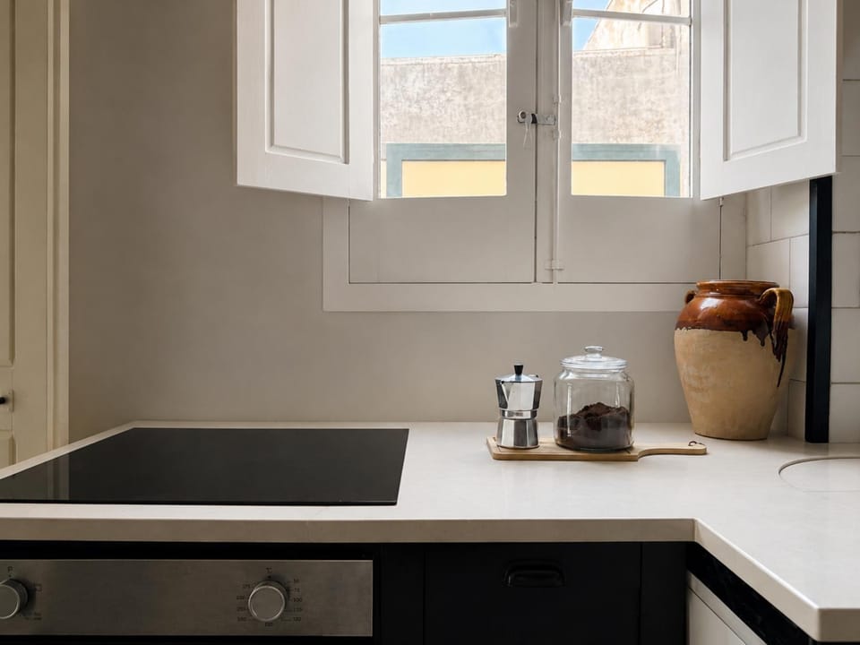 Coffee/tea facilities, Kitchen or kitchenette, Internal: Not applicable to any particular room
