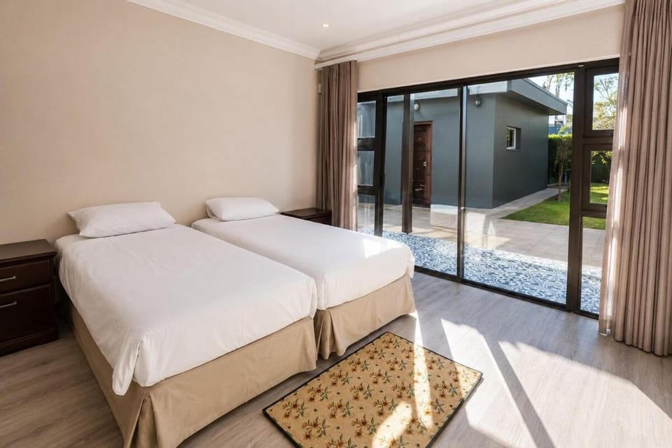 Bed, TV and multimedia, Bedroom