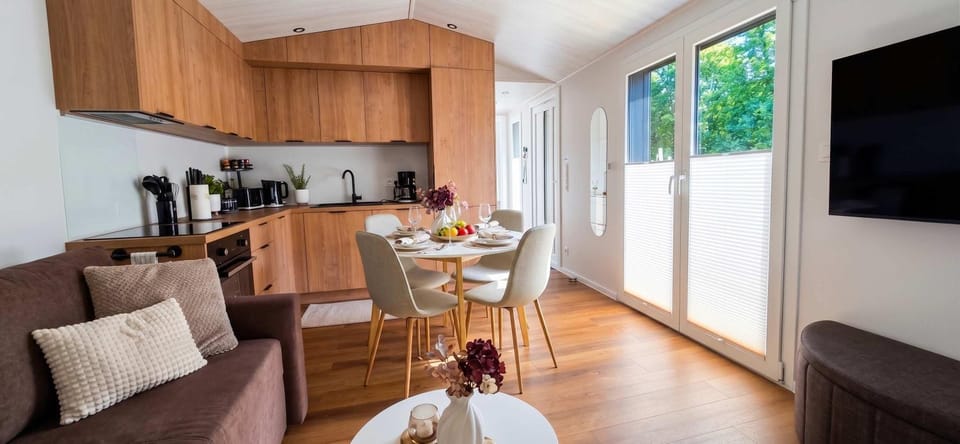 Kitchen or kitchenette, Living room, Seating area, Dining area