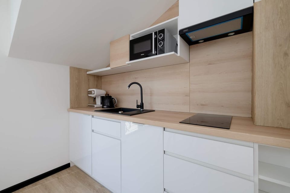 Coffee/tea facilities, Kitchen or kitchenette, stove