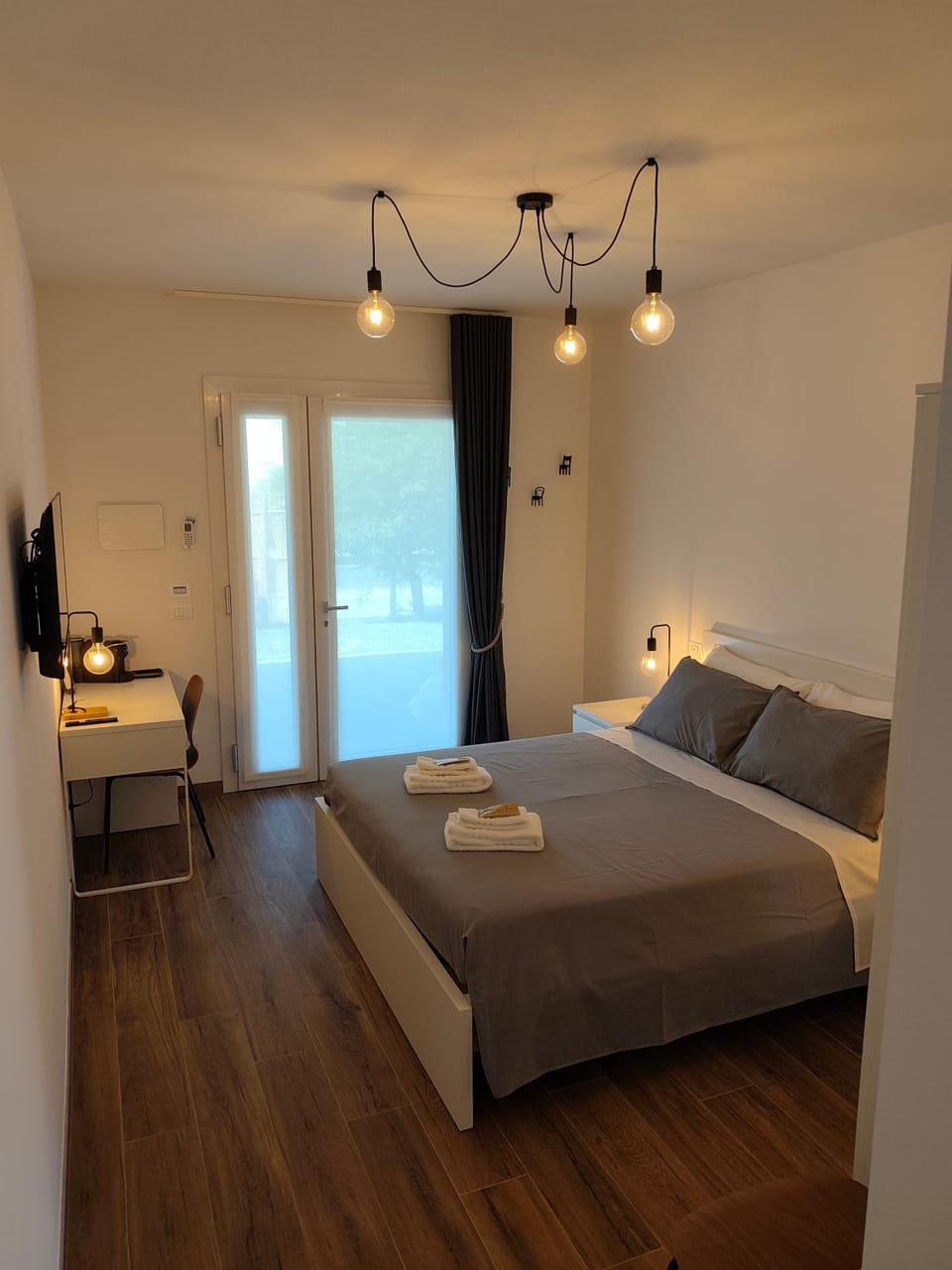 Bed, Photo of the whole room, Bedroom