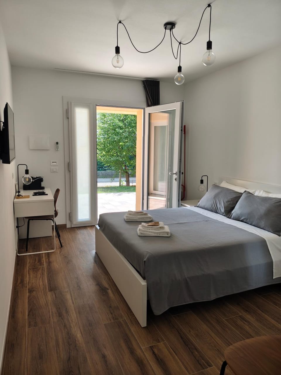 Photo of the whole room, Bedroom