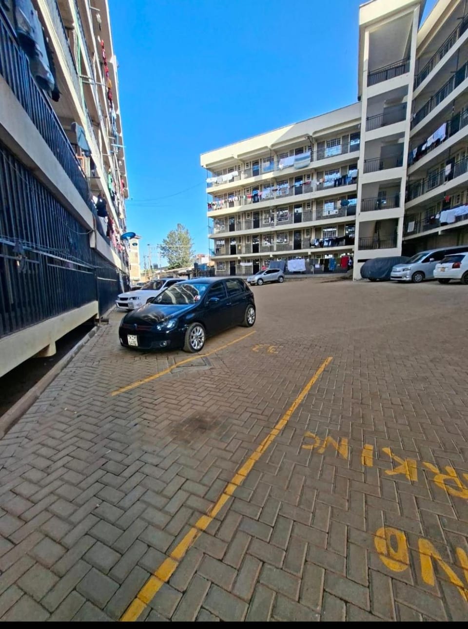 Property building, Day, Neighbourhood, Location, Parking