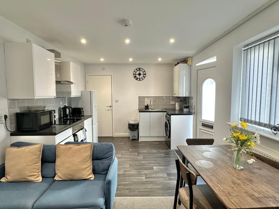 Stylish 2BR Apt, Contractors & Families, 2 Free Parking Apartment in Stoke-on-Trent