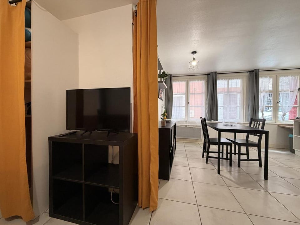 Le Nid Villeneuve -Ground Floor in the Town Center Apartment in Auvergne-Rhône-Alpes