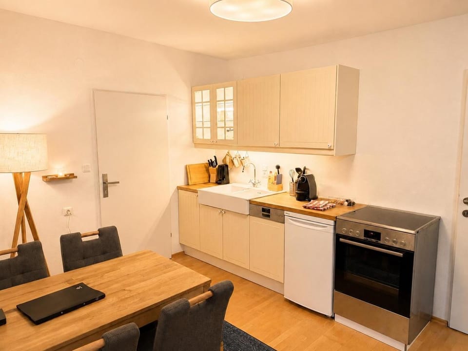 Coffee/tea facilities, Kitchen or kitchenette, Dining area, dishwasher, oven, stove, toaster