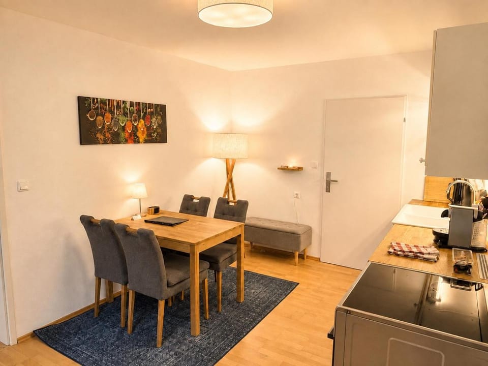 Coffee/tea facilities, Kitchen or kitchenette, Seating area, Dining area, toaster