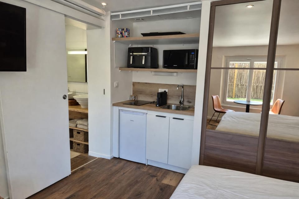 TV and multimedia, Coffee/tea facilities, Kitchen or kitchenette, Photo of the whole room, Bedroom, stove