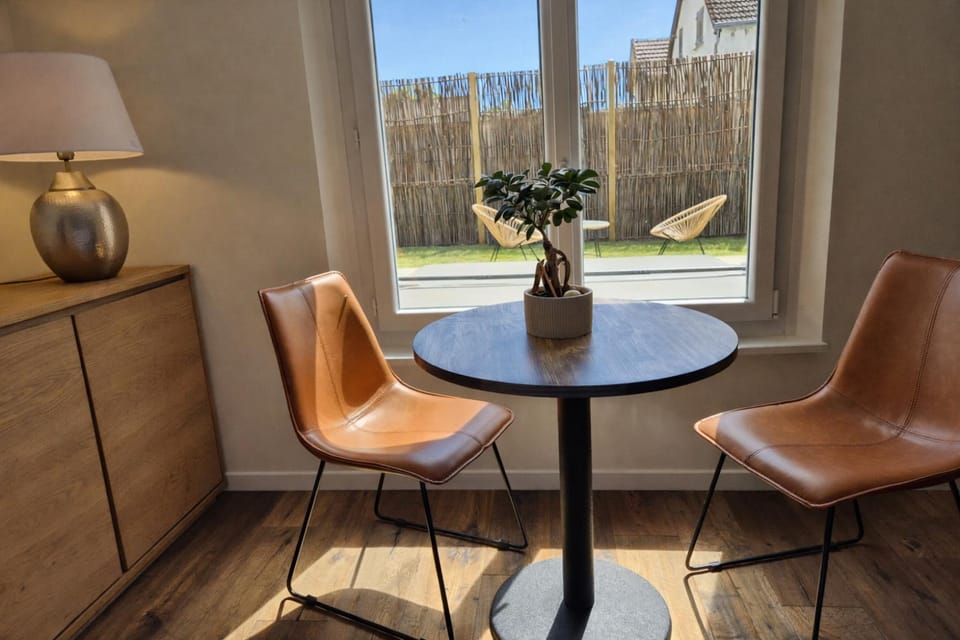 Seating area, Dining area