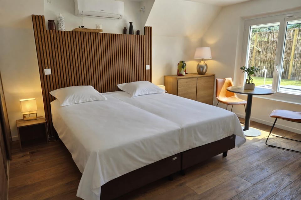Bed, Photo of the whole room, Bedroom, internet