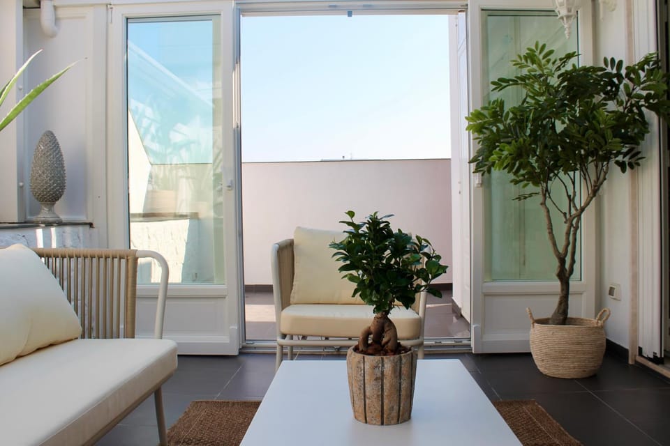 Property building, Balcony/Terrace, Balcony/Terrace