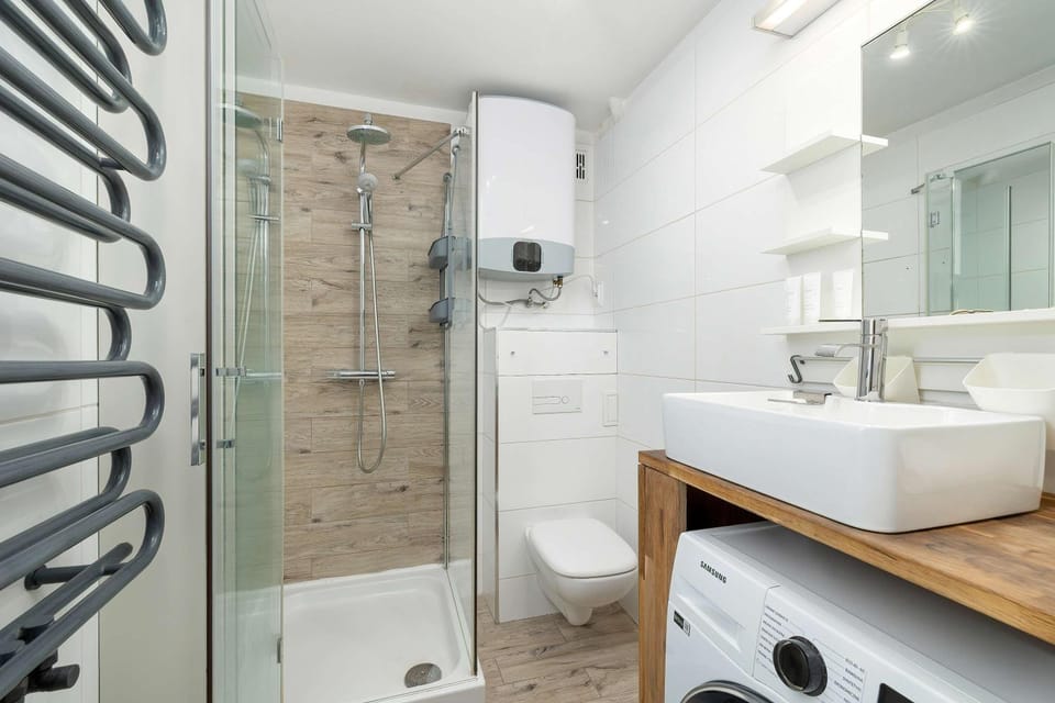Shower, Toilet, Bathroom, towels