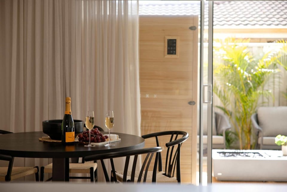 5BR Family Home Mins to Scarborough Beach House in Perth