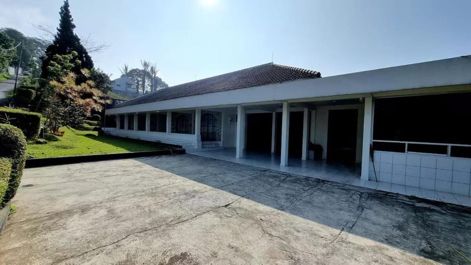 Property building, Garden, Garden view, Parking