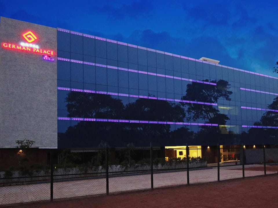 Property building, Nearby landmark, Facade/entrance, Property logo or sign, Activities