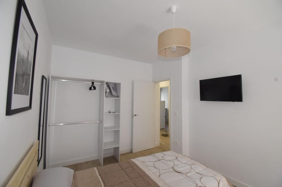Bed, TV and multimedia, Photo of the whole room, Bedroom