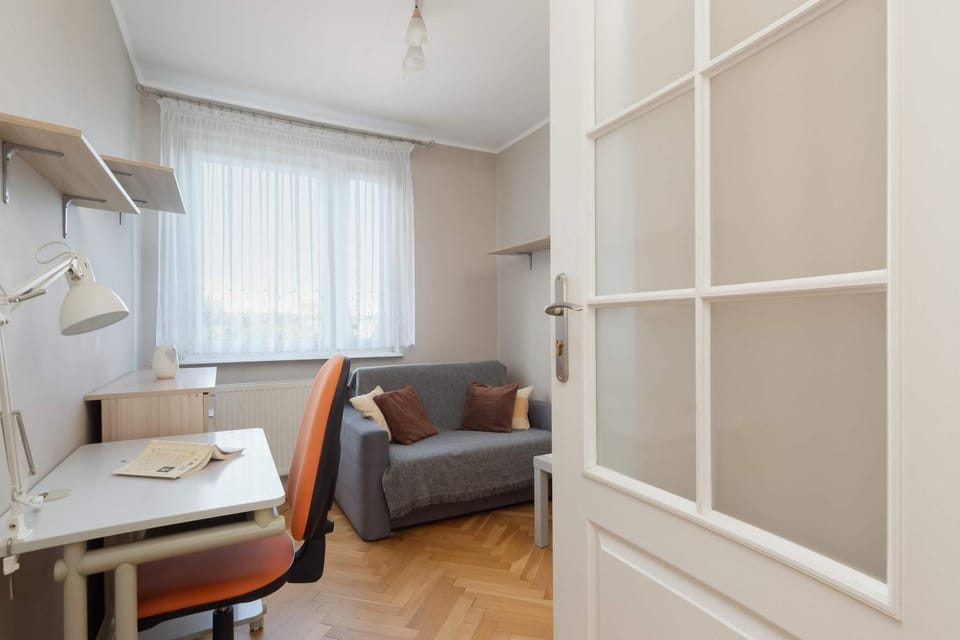 Bed, Photo of the whole room, Seating area, Bedroom