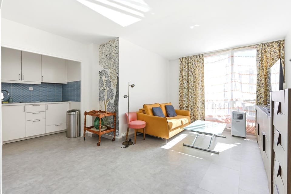 Bed, Living room, kitchen