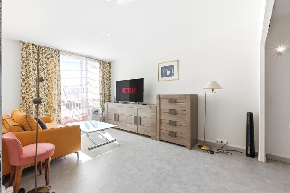 Bed, Living room
