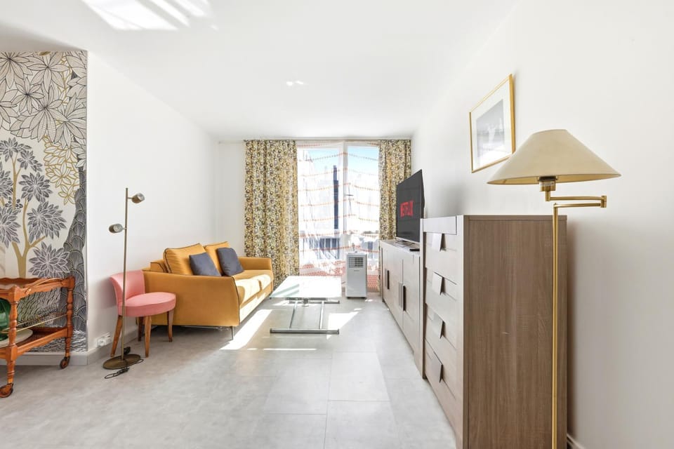 Bed, Living room