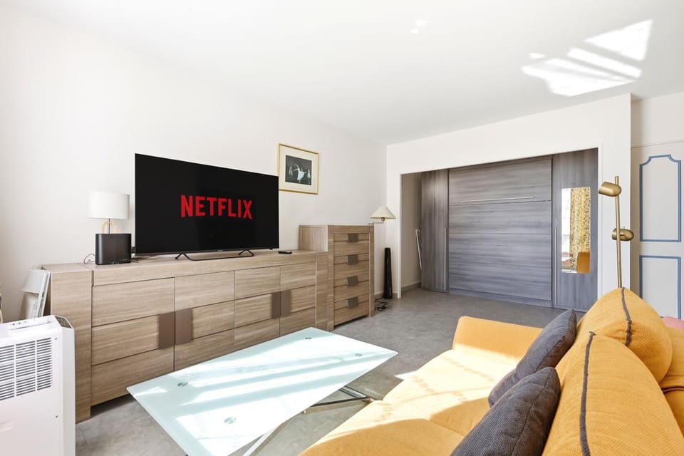 Bed, TV and multimedia, Living room