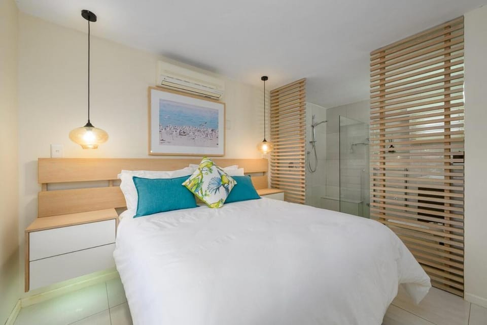 Bedroom, wardrobe, air conditioner