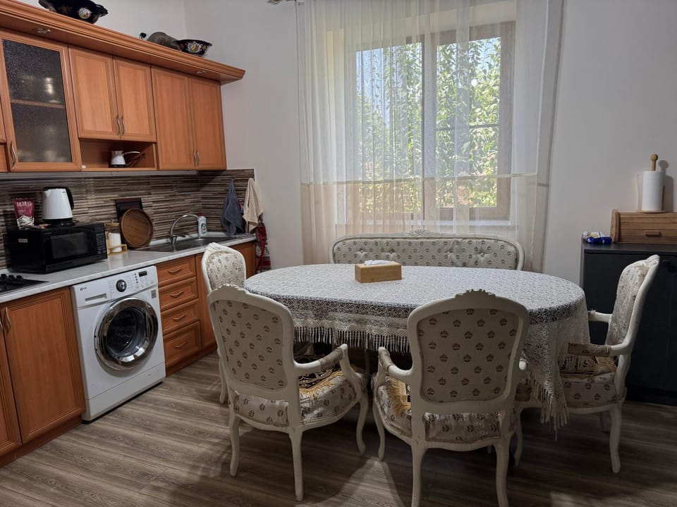 Kitchen or kitchenette, Dining area, microwave, oven, washing machine