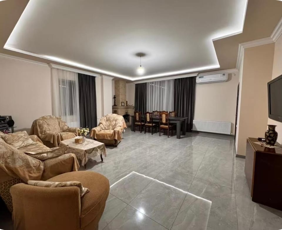 Communal lounge/ TV room, TV and multimedia, Living room, Seating area, air conditioner