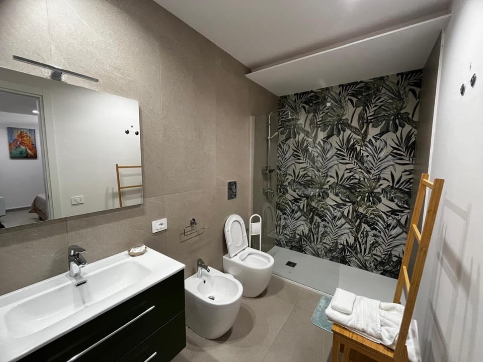 Shower, Toilet, Bathroom, bidet, towels