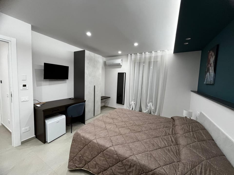 Bed, TV and multimedia, Photo of the whole room, Bedroom, wardrobe