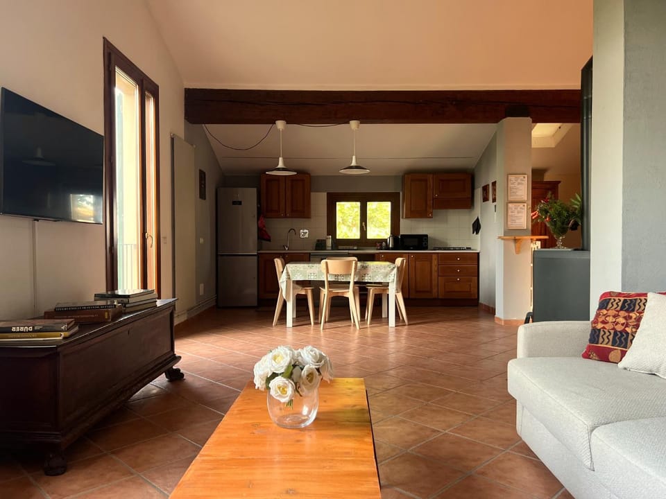 TV and multimedia, Kitchen or kitchenette, Living room, Seating area, Dining area