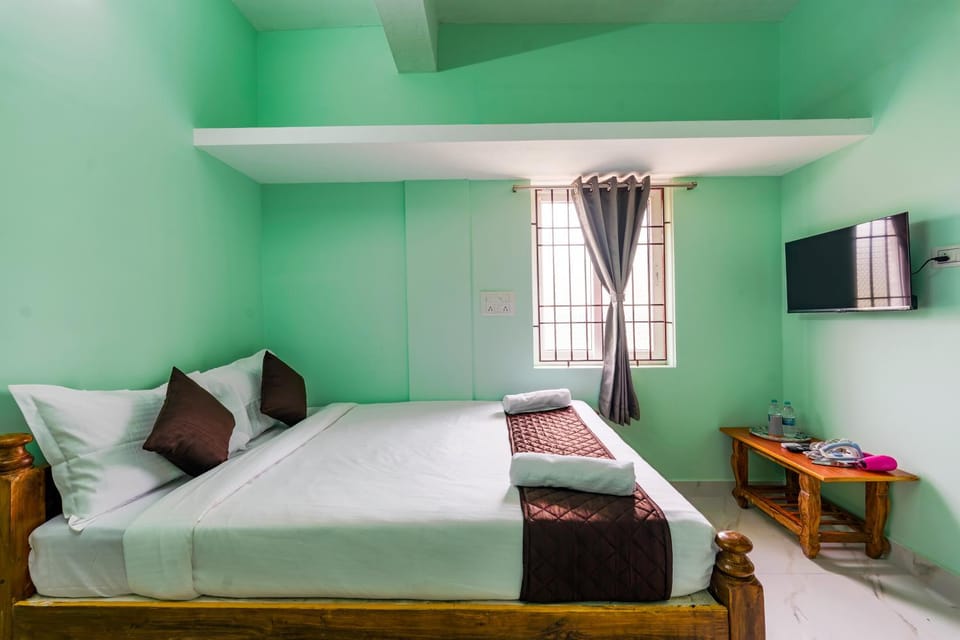 Bed, TV and multimedia, Bedroom