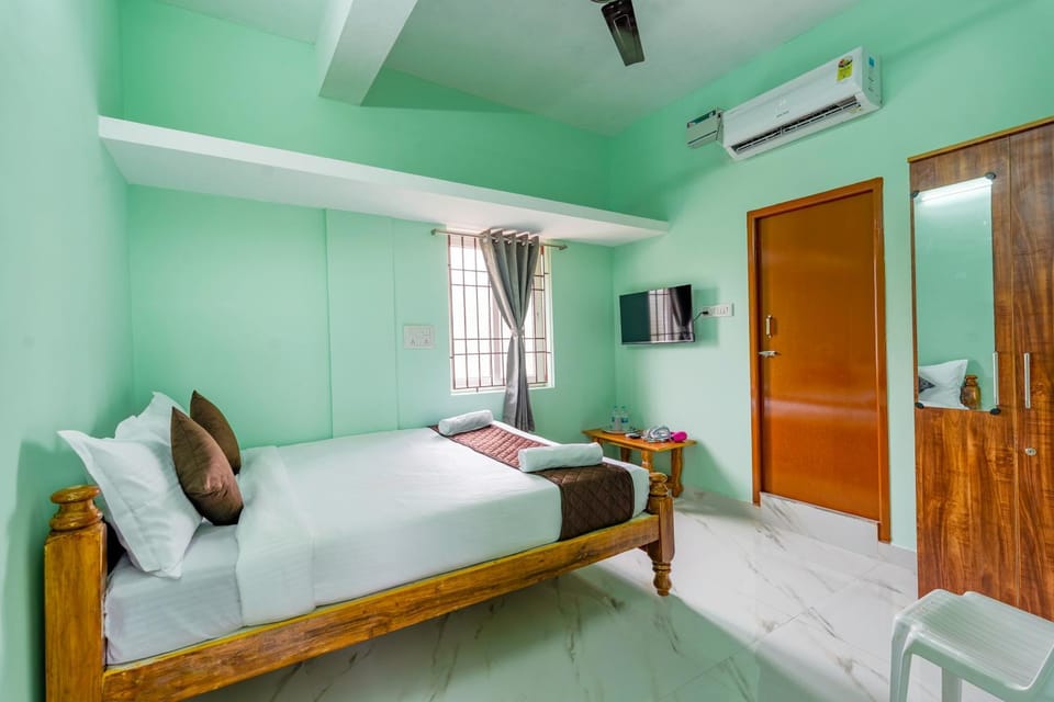 Bed, TV and multimedia, wardrobe, air conditioner