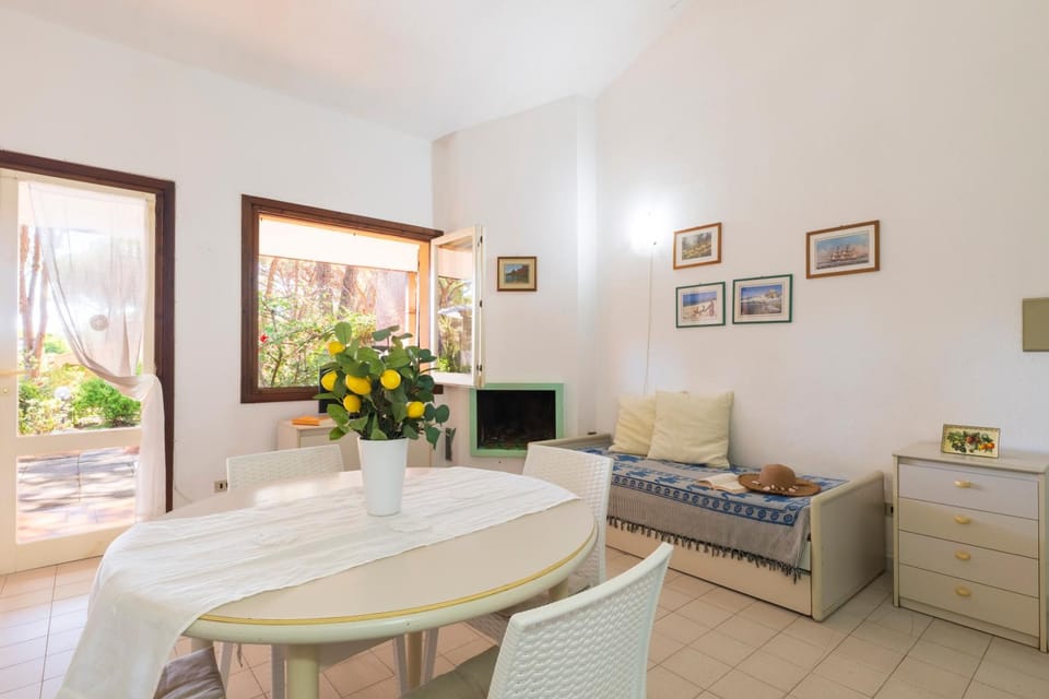 Living room, Dining area, fireplace