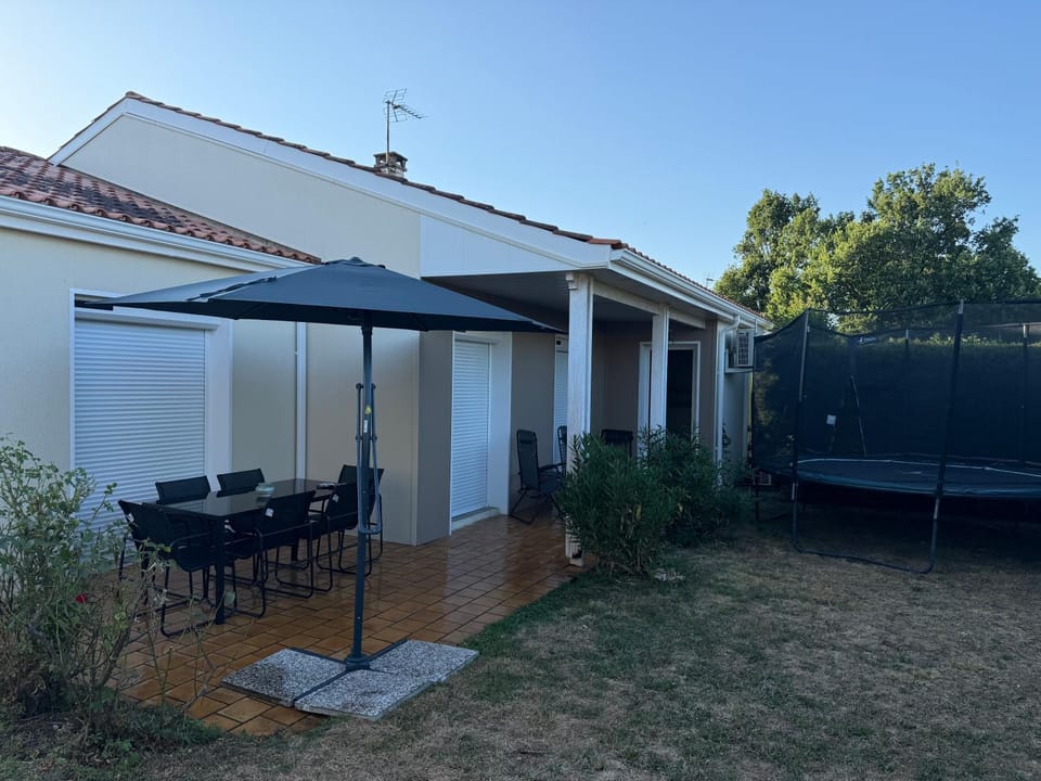 Property building, Patio, Day, Garden, Garden, Dining area