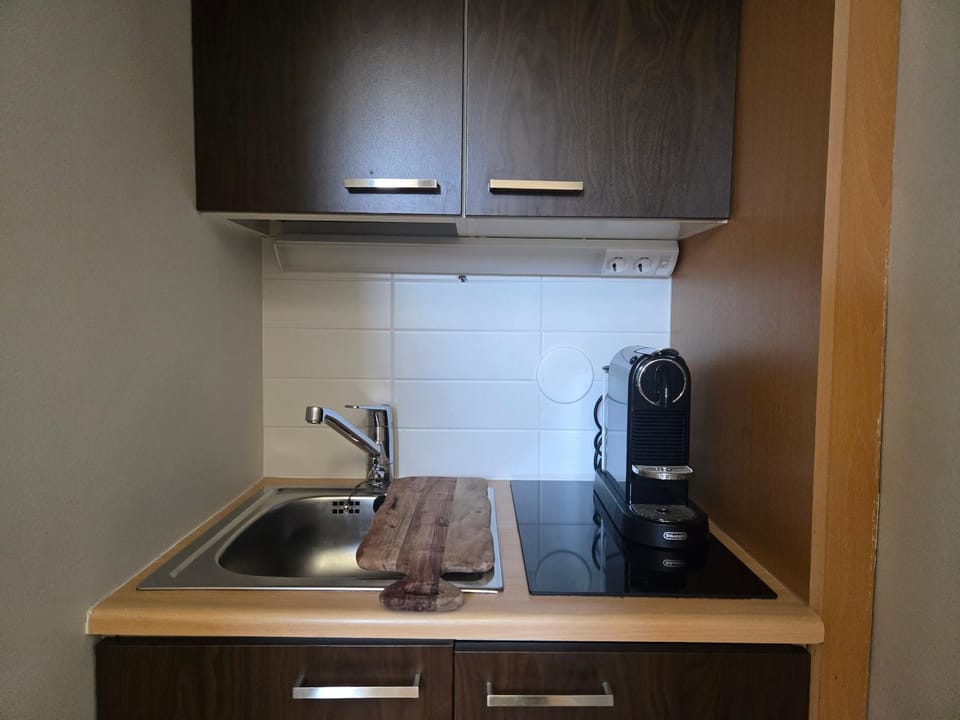 Coffee/tea facilities, heating, internet, stove