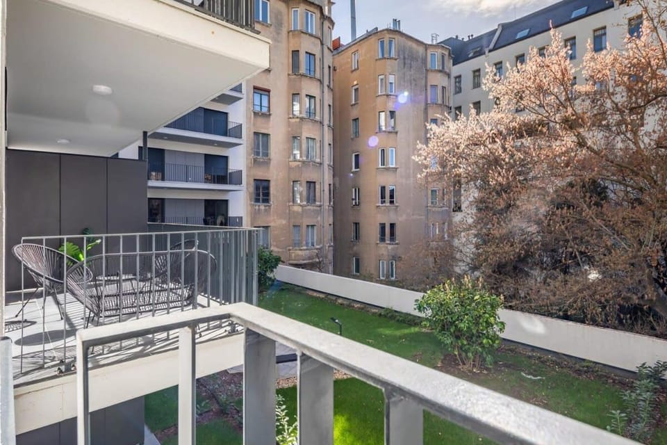 Rooftop Access - Balcony - Central Apartment in Budapest